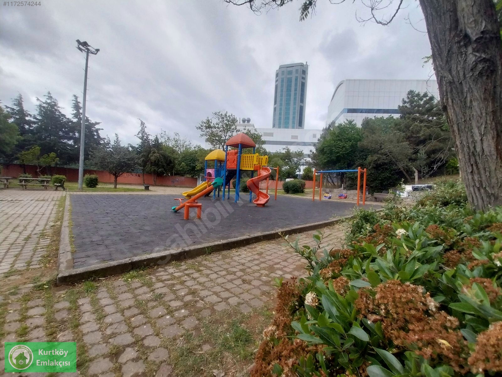 İçerenköy'de Bostancı Köprüsüne Yakın Eşyalı Kiralık 2+1 Daire